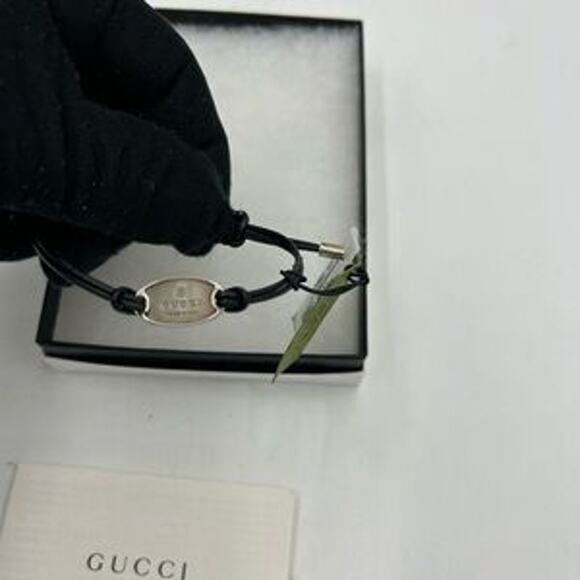 Gucci, black leather cord bracelet with sterling silver logo engraved plaque - Picture 11 of 11